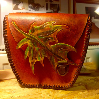 Tasche mit punziertem Blatt