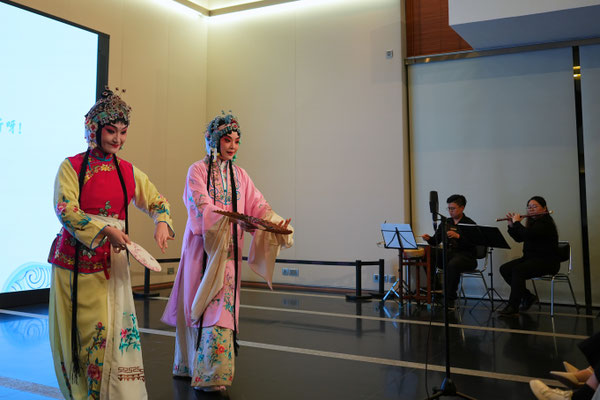 《牡丹亭．遊園》（選段）杜麗娘：張靜文，春香：鄒焯茵，司鼓：龍樂欣，司笛：王思穎（照片由中大藝術行政主任辦公室提供）
