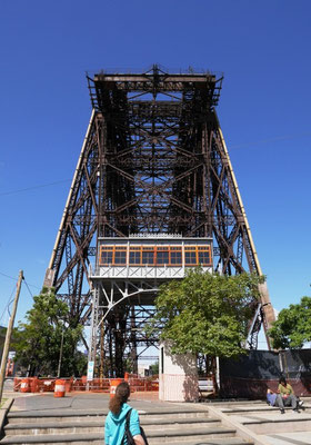 Puente Transbordador “Nicolás Avellaneda” eine historische Schwebefähre in La Boca, inzwischen außer Betrieb und durch eine moderne Brücke nebenan ersetzt. Sie wurde aber zum nationalen Kulturdenkmal erhoben und wird derzeit restauriert.