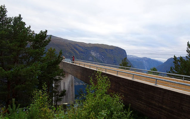 Aussichtsplattform Stegastein, die in 640 m Höhe über den Aurlandsfjord ragt
