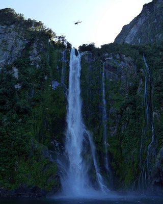 Wasserfall mit Helikopter