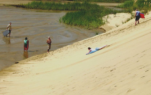 Sandboarding - ein beliebtes Touri-Spektakel in den Te Paki Sand Dunes