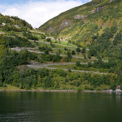 Serpentinen der Adlerstaße vom Geirangerfjord aus gesehen