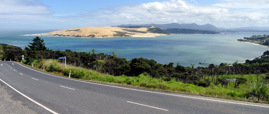  auf dem State Highway 12 mit Blick auf die Mündung des  Hokianga in das Tasmanische Meer