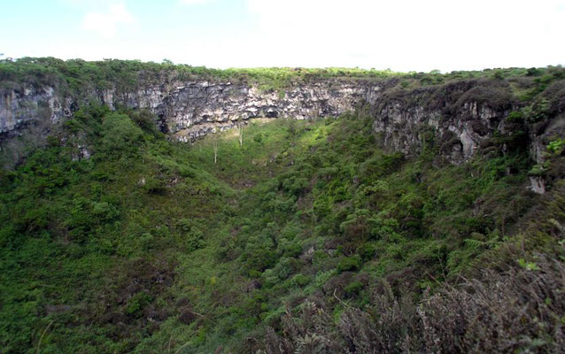 Blick in die Kaldera einer eingestürzten Magmakammer (Zwillingskrater "Los Gemelos")