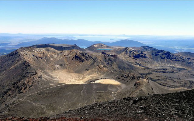 auf Wanderung im Tongariro Nationalpark - Blick vom Gipfel des Vulkans Mt. Ngauruhoe, 2291 Meter über dem Meeresspiegel