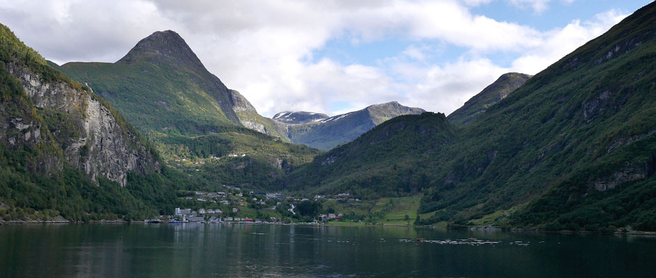 der Ort Geiranger am Ende des Fjordes