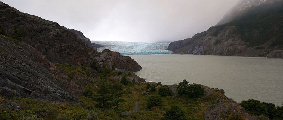 in der Ferne ist der türkisfarbene Grey-Gletscher zu sehen    