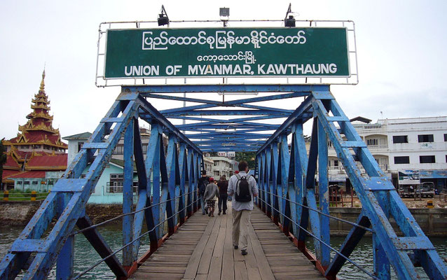 über diese Anlegebrücke betreten wir Myanmar / die Stadt Kawthaung
