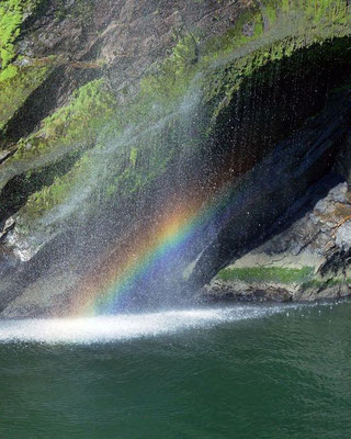 kleiner Regenbogen in der Gischt eines Wasserfalles