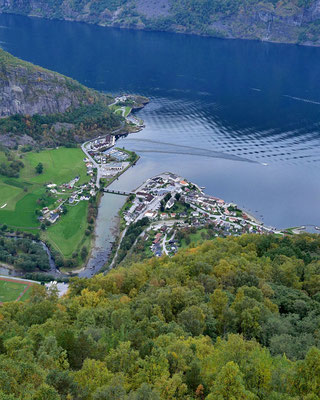 Blick von der Aussichtsplattform Stegastein auf den Ort Aurlandsvangen