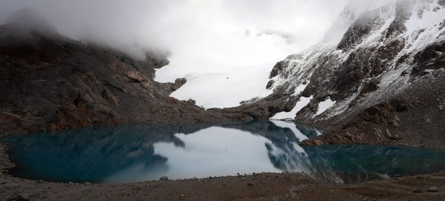 Am Gletscher Los Tres mit gleichnamigen Gletschersee zugleich ein in 1170 m Höhe liegender Ausichtspunkt zum Fitz Roy, der sich leider vollständig in dichte Wolken hüllte.