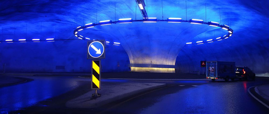 Kreisverkehr mal anders (Kinsarvik Kreisverkehr im Tunnel) - hier treffen sich zwei Fernverkehrsstraße unterm Berg