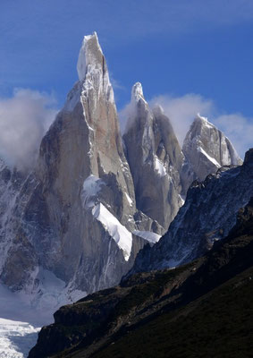 Der Cerro Torre ist aufgrund seiner steil aufragenden, glatten Granitwände und der extrem widrigen Wetterbedingungen nur sehr schwer zu besteigen und gilt daher unter Bergsteigern als einer der schwierigsten und zugleich schönsten Gipfel der Welt. 