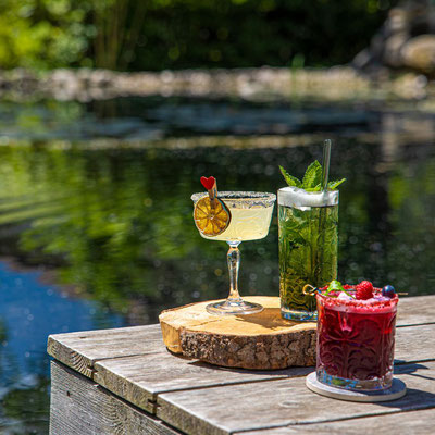 gesunde und alkoholfreie Cocktails am Naturpool