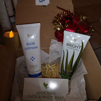 Coffret à base du savon à l'avocat, d'un dentifrice. Et d'une crème hydratante pour le Corp et les mains vous laissera une peu douce et satiné, peu de quantité suffise pour être efficace et pour sécher rapidement 