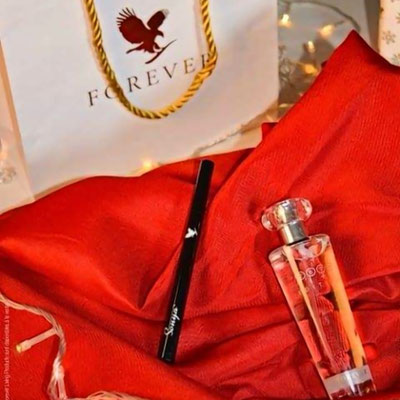 ☀️Compte à rebours parti avant Noël 🎅🎄quoi de mieux pour se préparer avec un délicieux parfum pour femme et un mascara pour parfaire la mise en beauté.🎁 💮L'eau de parfum pour femme emprunte délicieusement son odeur au magnolia, au lys blanc, au musc et au jasmin. Sa douceur et sa finesse vous laissent une sensation de fraîcheur tout au long de la journée. 👁️Le mascara : sa formule riche et intensément noire, adhère parfaitement à la paupière. Son tracé précis et modulable s'adapte à tous les goûts et toutes les envies.