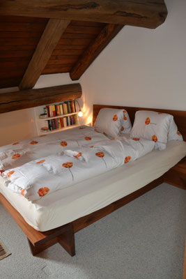 Schlafzimmer mit Doppelbett