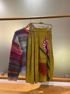 Cashmere-Strick (jede Größe ein Unikat) ftc. 499€, Feinkordrock Talking Wall 385€
