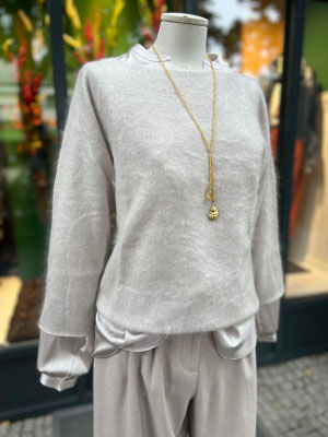 Strick Esisto 379,90€, Bluse Esisto 239,90€, Hose Henry Christ 298€, Kette abeautifulstory 49,95€