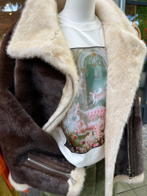 Fake-Fur-Jacke Baurs 349€, Shirt Bastille 119€, Cordhose Cambio 169,90€