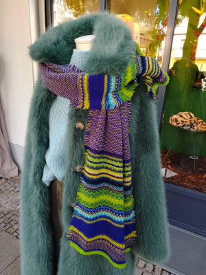 Mantel absurd 369€, Strick Henry Christ 599€, Schal Eribe 119€