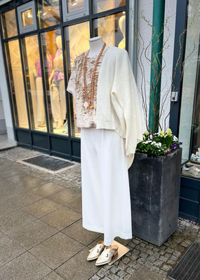 Paillettenshirt JCSophie 119€, Strickjacke aymara 199€, Hose Cambio 169,90€, Pantolette Silvia Rossini 219€
