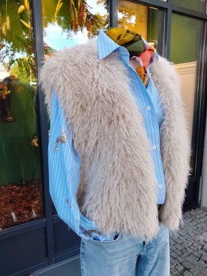 Fellweste Beaumont 149,90€, Bluse 0039italy 189€, Jeans Cambio 169,90€, Schal Talking Walks 159€