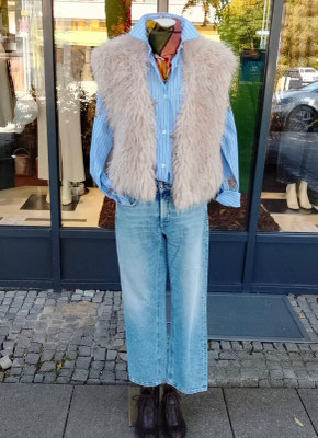 Fellweste Beaumont 149,90€, Bluse 0039italy 189€, Jeans Cambio 169,90€, Schal Talking Walks 159€, Schuhe Design Copenhagen 179€