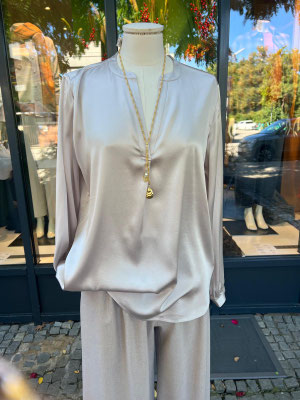 Bluse Esisto 239,90€, Hose Henry Christ 298€, Kette abeautifulstory 49,95€