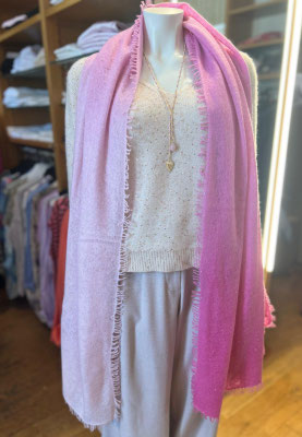 Strick Esisto 299,90€, Schal Cashmere Blues 269€, Kette abeautifulstory 49,95€