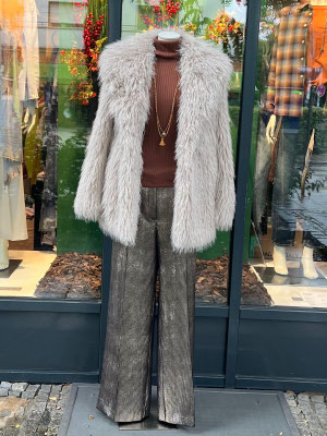 Fake-Fur-Jacke absurd  229€, Rolli 0039italy 169€, Hose Ottod Ame 219€, Kette Lumisha 38€/59€