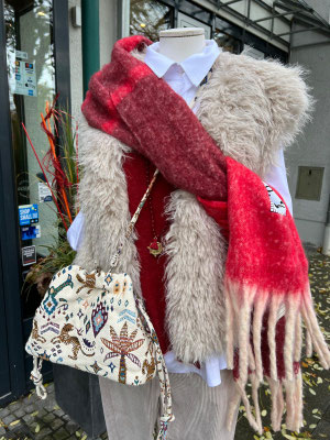 Fellweste Beaumont 149,90€, Bluse Hana San 259€, Cashmere-Strick absolut cashmere 239€, Hose Cambio 179,90€, Schal VTD 59€, Tasche Miklas 195€, Kette Lumisha 79€