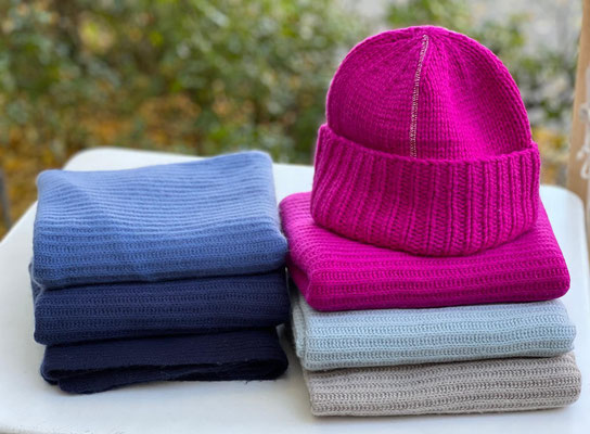 Cashmere-Mütze Henry Christ 199€, Cashmere-Schals unifarben je 239€