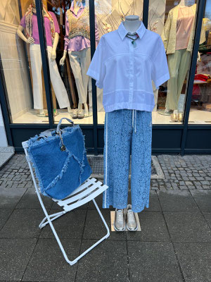 Bluse Soluzione 229€, Hose Cambio 259,90€, Sneaker Woden 149,95€, Kette Lumisha 59€, Tasche Anoukhi 139,95€