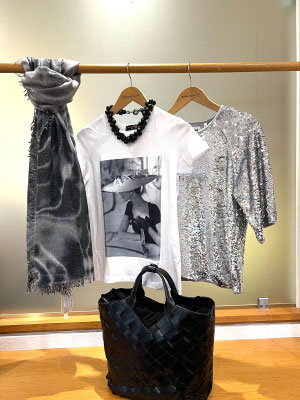 Cashmere-Glitzerschal Cashmere Blues 269€, Shirt Romeo&Giuletta 99€, Paillettenshirt POM 129€, Kette Linda Neiber 159€, Tasche Aleo 359€