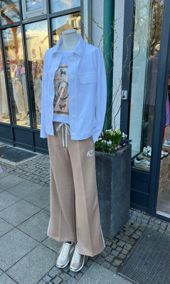 Blazer Japan TKY 299,95€, Shirt Romeo&Giuleta 89,90€, Hose Cambio 199,90€, Sneaker Woden 149,95€