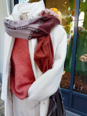 Mantel Beaumont 229€, Strick Johnny Love 199€, Hose Cambio 159,90€, Schal purschoen 269€