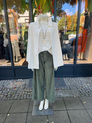 Blazer LaboArt 329€, Shirt LaboArt 129€, Hose LaboArt 299€, Kette abeautifulstory 39,95€