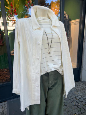 Blazer LaboArt 329€, Shirt LaboArt 129€, Hose LaboArt 299€, Kette abeautifulstory 39,95€
