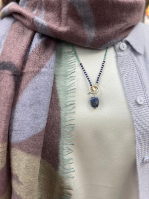 Strick Henry Christ 499€, Bluse Esisto 219,90€, Schal purschoen 269€, Schmuck abeautifulstory 49,95€