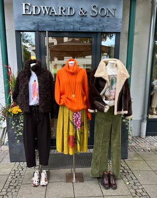 Outfit links: Fake-Fur-Jacke absurd 299€, Shirt Railin 89€, Hose Cambio 119,90€, Outfit Mitte: Strick Henry Christ 399€, Kette Lumusha 54€, Outfit rechts: Fake-Fur-Jacke Baurs 349€, Shirt Bastille 119€, Cordhose Cambio 169,90€
