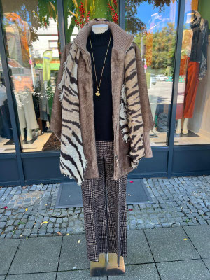 Fake-Fur-Jacke absurd 399€, Strick Esisto 299,90€, Hose Cambio 219€, Schal purschoen 269€