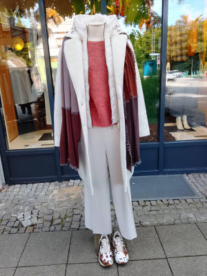 Mantel Beaumont 229€, Strick Johnny Love 199€, Hose Cambio 159,90€, Schal purschoen 269€, Schuhe Woden 149,90€