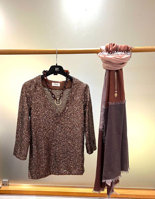 Glitzershirt Otto d‘ Ame 129€, Cashmere-Schal purschoen 269€, Kette abeautifulstory 49,95€, Hornkette Linda Neiber 89€