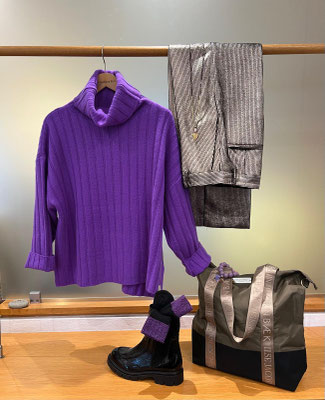 Strick (Lambswool) 399€, Hose Cambio 219€, Stiefel Anima 215€, Strümpfe Daily Socks 19€, Armband Lumisha 19,90€, Tasche Ilse Jacobsen 89€, Kette abeautifulstory 49,90€