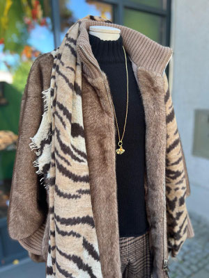 Fake-Fur-Jacke absurd 399€, Strick Esisto 299,90€, Schal purschoen 269€