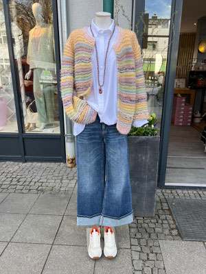Strickjacke DawnXDare 439€, Bluse JapanTKY 149,95€, Jeans Cambio 169,90€, Sneaker Woden 119,95€, Kette Lumisha 59€