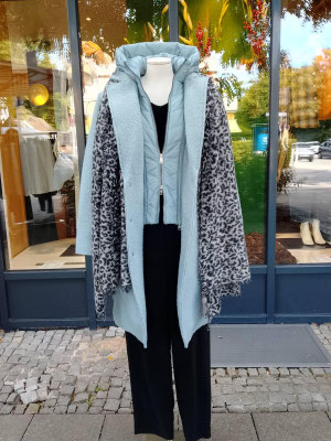 Wollmantel Beaumont 229€, Strick esisto , Hose Cambio 189,90€, Schal purschoen 269€