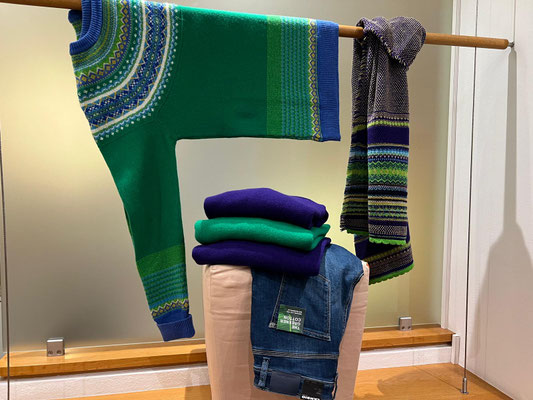 Strick (Lambswool) Eribe 249€, Schal Eribe 119€, farbige Strickpullis (Lambswool) 208€, Jeans Cambio 139,90€